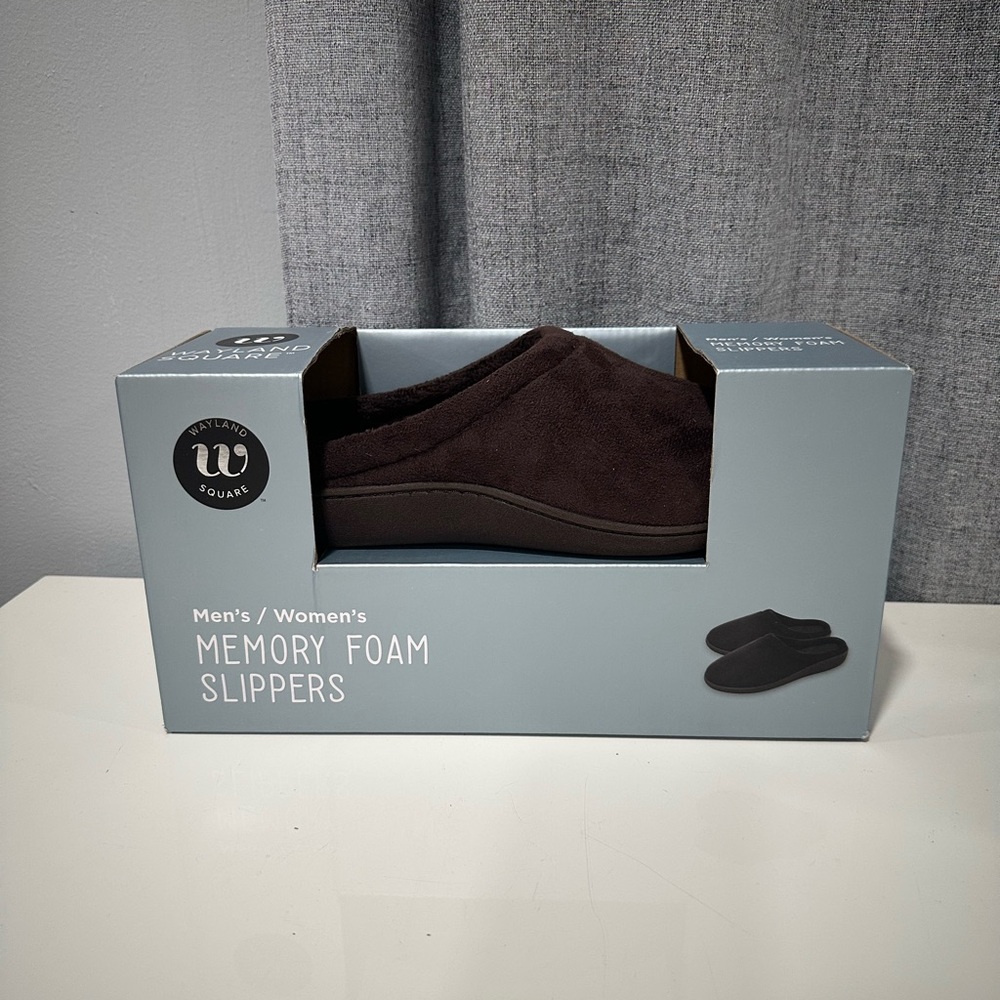 Wayland square unisex memory foam slippers. Brown color. Size M